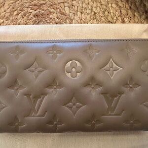 💯% Authentic Louis Vuitton Coussin Taupe Zippy Wallet